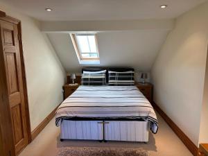 a bedroom with a bed in a attic at 2 Bed in Looe LANDC in Duloe