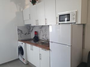 Il comprend une cuisine blanche équipée d'un réfrigérateur et d'un four micro-ondes. dans l'établissement CASA GREGO, à La Vera