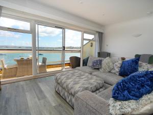 uma sala de estar com um sofá e uma grande janela em 3 Bed in Appledore WATER em Appledore