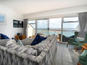 uma sala de estar com um sofá grande e uma janela grande em 3 Bed in Appledore WATER em Appledore