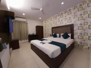 Un dormitorio con una cama grande y una pared con cuadros. en HOTEL NEW MN GRAND en Hyderabad