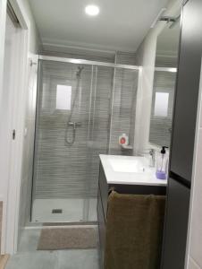 a bathroom with a shower and a sink at Carbo Home moderno, Algemesi Home in Algemesí