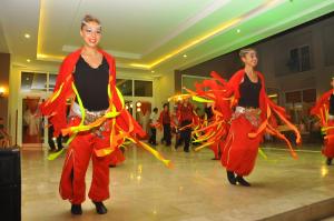 Eine Gruppe von Frauen, die in einer Tanzroutine tanzen in der Unterkunft white lilyum hotel in Antalya