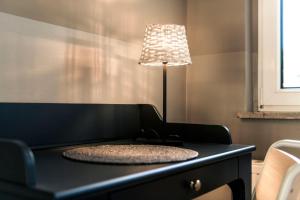 une lampe assise sur une table noire dans l'établissement Pommernhaus mit Seeblick, Sauna, Kamin, Ruderboot, à Rieth