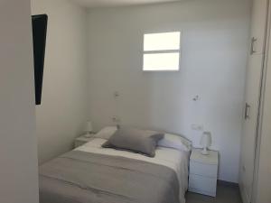 - une chambre blanche avec un lit et une fenêtre dans l'établissement CASA GREGO, à La Vera