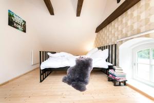 een slaapkamer met een bed met een stapel kussens bij Pommernhaus Vorsee am Kiefernwald in Ahlbeck