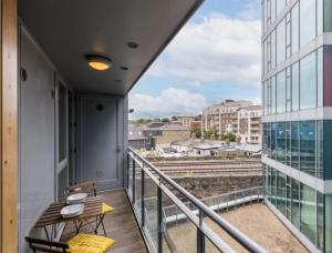 ダブリンにあるCentrally located, comfy 2-bed 2-bath aptのテーブルと街の景色が見えるバルコニー