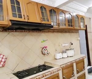 una cucina con armadi in legno e piano cottura di Kakmas Homestay a Papar