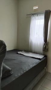 Un pat sau paturi într-o cameră la Homestay Defaza47 Garut
