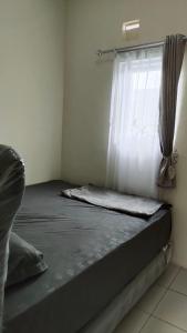 Un pat sau paturi într-o cameră la Homestay Defaza47 Garut