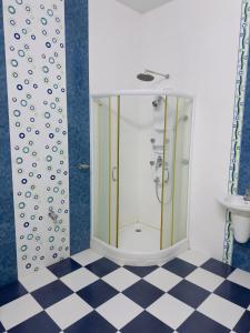 uma casa de banho com um chuveiro e um WC. em Dream Palace em Alappuzha