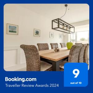 ein Esszimmer mit einem Holztisch und Stühlen in der Unterkunft Maison Mathieu - vakantiewoning 8p in Bilzen