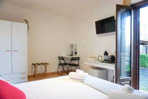 sypialnia z łóżkiem, stołem i biurkiem w obiekcie Casale Del Borgo w mieście San Severino