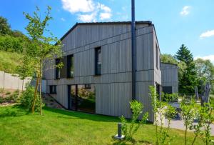 ein modernes Haus mit grauer Fassade in der Unterkunft Sauerland Lodge - Haus Maxim in Winterberg