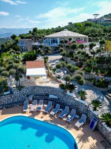 una vista aérea de un complejo con piscina y sillas en Hotel Villa Lubrense Sorrento, en Massa Lubrense