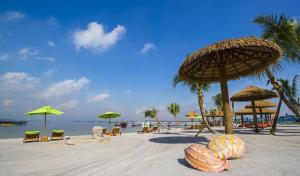 ジョホールバルにあるCountry Garden Danga Bay NEO Suitesの砂浜(パラソル、椅子付)