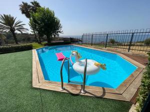 Bazén v ubytování SERENDIPITY VILLA sea view, sun and Etna nebo v jeho okolí