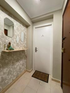 um corredor com uma porta branca e um espelho em Estudio Playa Barbate em Barbate