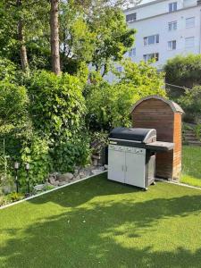 Ein Garten an der Unterkunft Exclusive Unterkunft in 15min bis Hallenstadion - Zürich City - Flughafen ZH