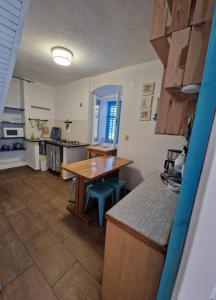kuchnia z drewnianym stołem i blatem w obiekcie Apartments Lighthouse w Bašce