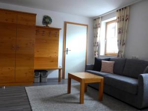 a living room with a couch and a table at Appartement Romana - Altstadt in Schladming