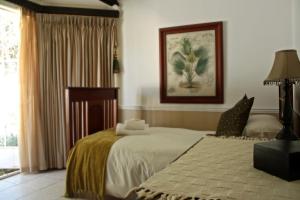 una camera con un letto e una foto di un ananas di Lemon & Lime Guesthouse a Bloemfontein