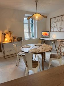 a dining room with a table and chairs at Le Loft de Babolène in Villefranche-de-Rouergue