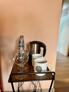 uma prateleira com um bule de chá e chávenas sobre ele em Kloster-Quartier em Münster