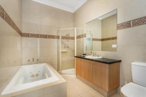 Ванная комната в Dory's Beach House - Executive Escapes +23 фотографии