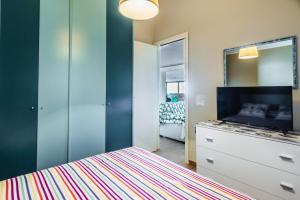 1 dormitorio con cama, tocador y espejo en Golden Park Apartment with Terrace by Wonderful Italy, en Catania