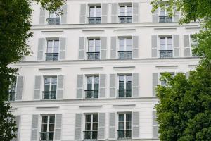 une façade d'un bâtiment blanc avec fenêtres dans l'établissement 1,75 Paris La Sève, à Paris
