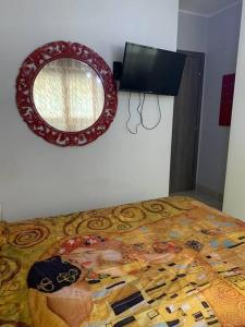 una camera da letto con un letto con uno specchio sul muro di Appartamento a Campobasso a Campobasso