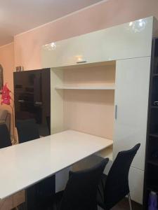 Habitación con mesa blanca y 2 sillas en Appartamento a Campobasso en Campobasso