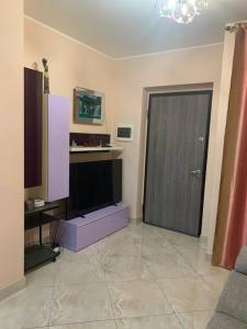 salon z telewizorem i drzwiami w obiekcie Appartamento a Campobasso w mieście Campobasso