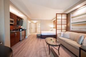 un soggiorno con divano e letto di No Resort Fee Strip View Balcony+ Valet Parking a Las Vegas