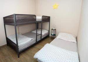 Poschodová posteľ alebo postele v izbe v ubytovaní Domki Na Zaciszu
