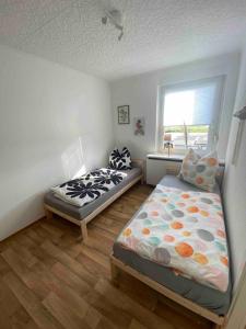 マクデブルクにあるFreundliche Ferienwohnungのベッド2台と窓のある寝室