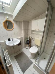 Ένα μπάνιο στο Schöne Dachgeschosswohnung