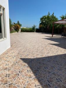 un patio con suelo de piedra y mesa en Dana Beach Resort منتجع شاطئ الدانة, en Bahía de la Media Luna