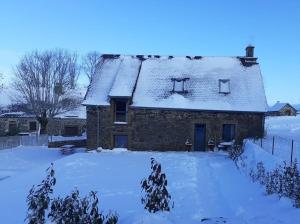 a brick house with snow on the roof at Gîte du Milan royal in Le Monteil