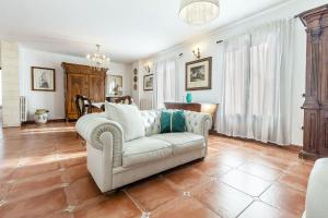 een woonkamer met een bank en een tafel bij Exclusive Roth Apartments in Sassari