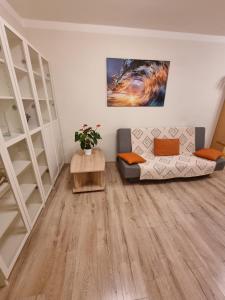 uma sala de estar com um sofá e uma mesa em TEPLA II em Teplice