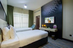 Cama ou camas em um quarto em TIME Express Hotel Al Khan