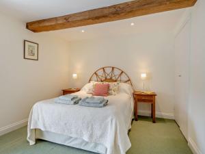 a bedroom with a bed with towels on it at 2 Bed in Dulverton THREB in East Anstey