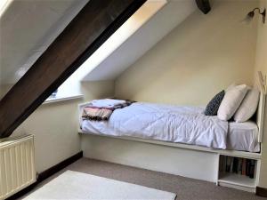 um quarto com uma cama e uma janela em 2 Bed in Conwy TYCAN em Llangelynin
