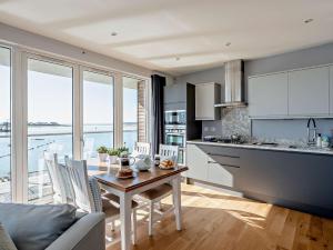 a kitchen and dining room with a table and chairs at 2 Bed in Brightlingsea HARSI in Saint Osyth