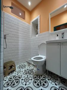 y baño con aseo y lavamanos. en Spacious 3-Floor Riad en Marrakech
