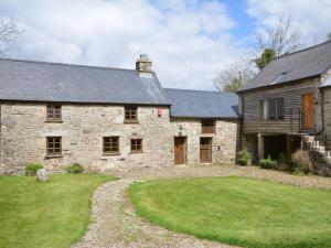 an old stone house with a grass yard at 3 Bed in Widecombe-in-the-Moor 36683 in Widecombe in the Moor