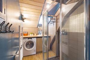 a laundry room with a washer and dryer at La Polaire - 3 chambres télécabine à 200m in Ax-les-Thermes