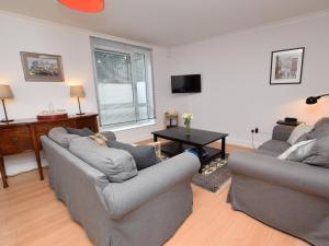 uma sala de estar com dois sofás e uma mesa em 3 Bed in City Centre E1986 em Edimburgo